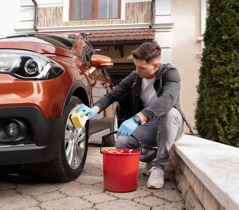 Lavage auto à domicile Préty : professionnel intervenant sur un véhicule